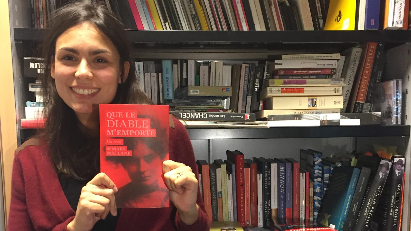 Marine Duval, responsable d'édition aux Éditions du sous-sol, tient en main le livre de Mary MacLane, Que le diable m'emporte.