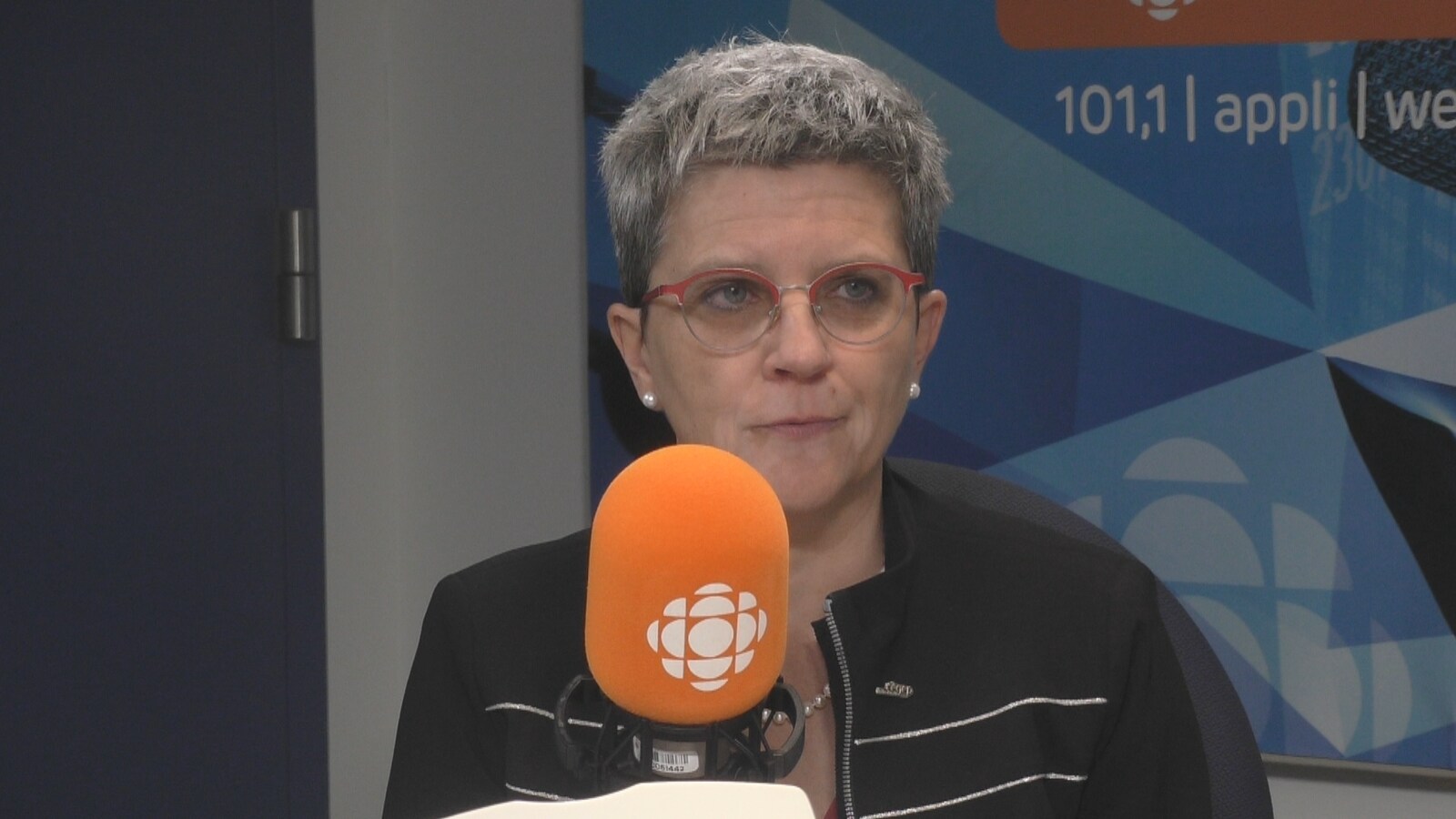 Marie-France Bélanger derrière un micro, en studio.