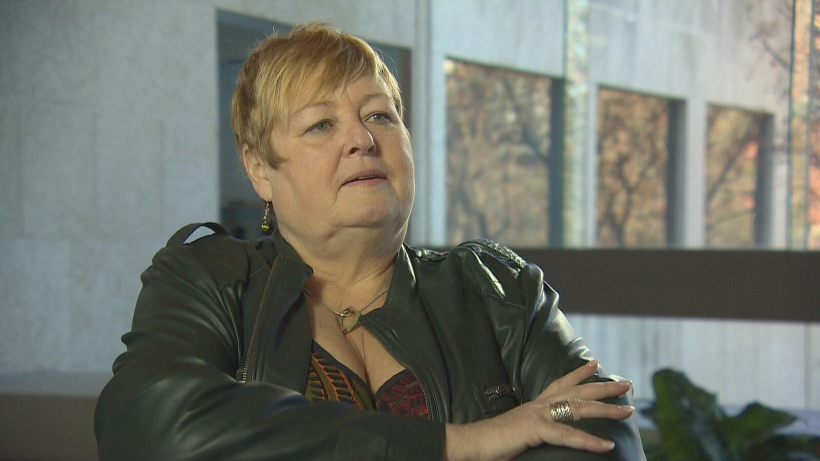 Marie-France Keny se tient debout les bras croisés.