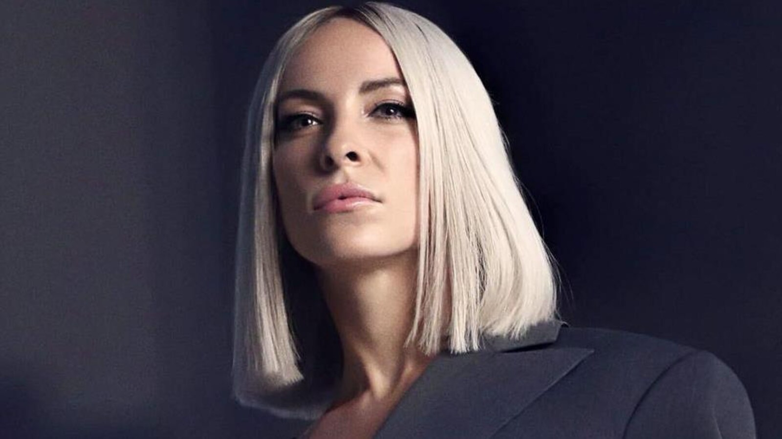 Une veste sur l'épaule, la chanteuse Marie-Mai regarde au loin.