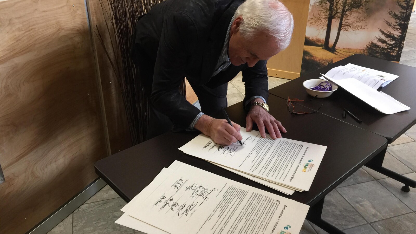 Le maire Roger Sigouin signe une déclaration