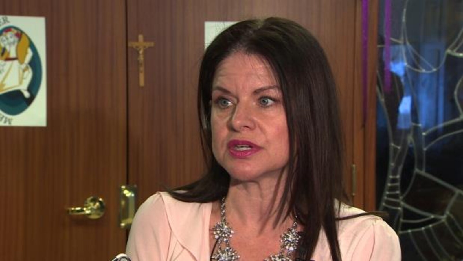 La membre du conseil d'administration du Conseil scolaire catholique d'Edmonton Marilyn Bergstra est en train de parler.