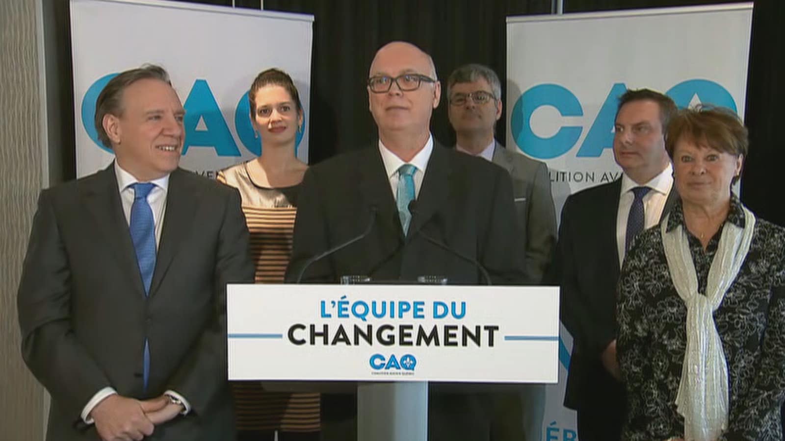 Mario Asselin annonce sa candidature lors d’une conférence de presse. Il est entouré, notamment, du chef de la CAQ, François Legault, et des députés Geneviève Guilbault et Éric Caire.