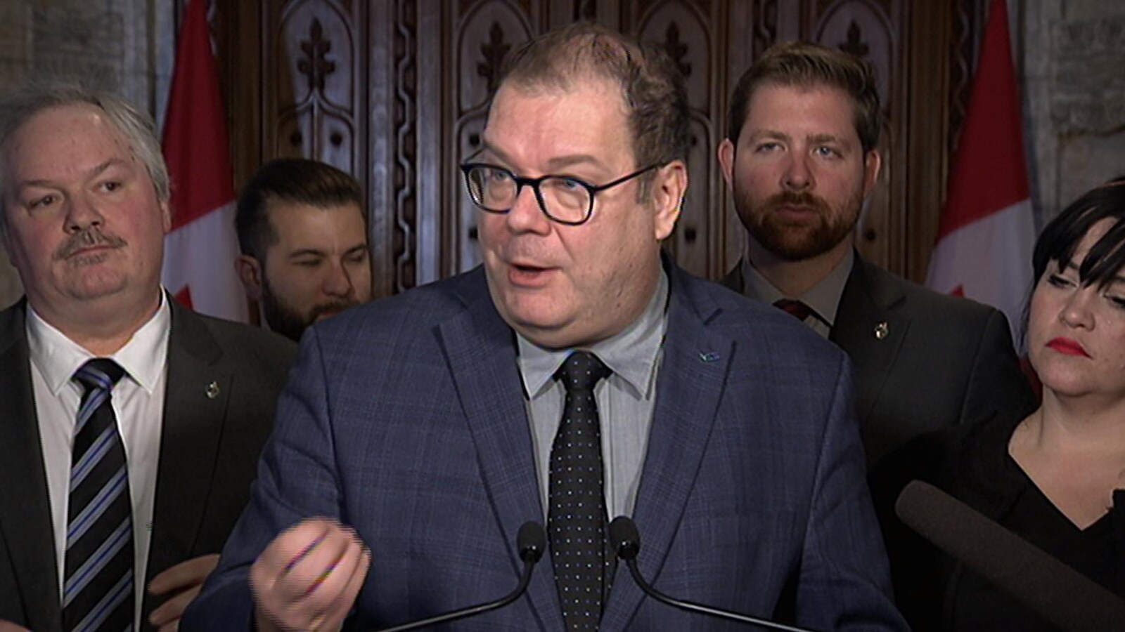 Mario Beaulieu, entouré par plusieurs députés du Bloc québécois.