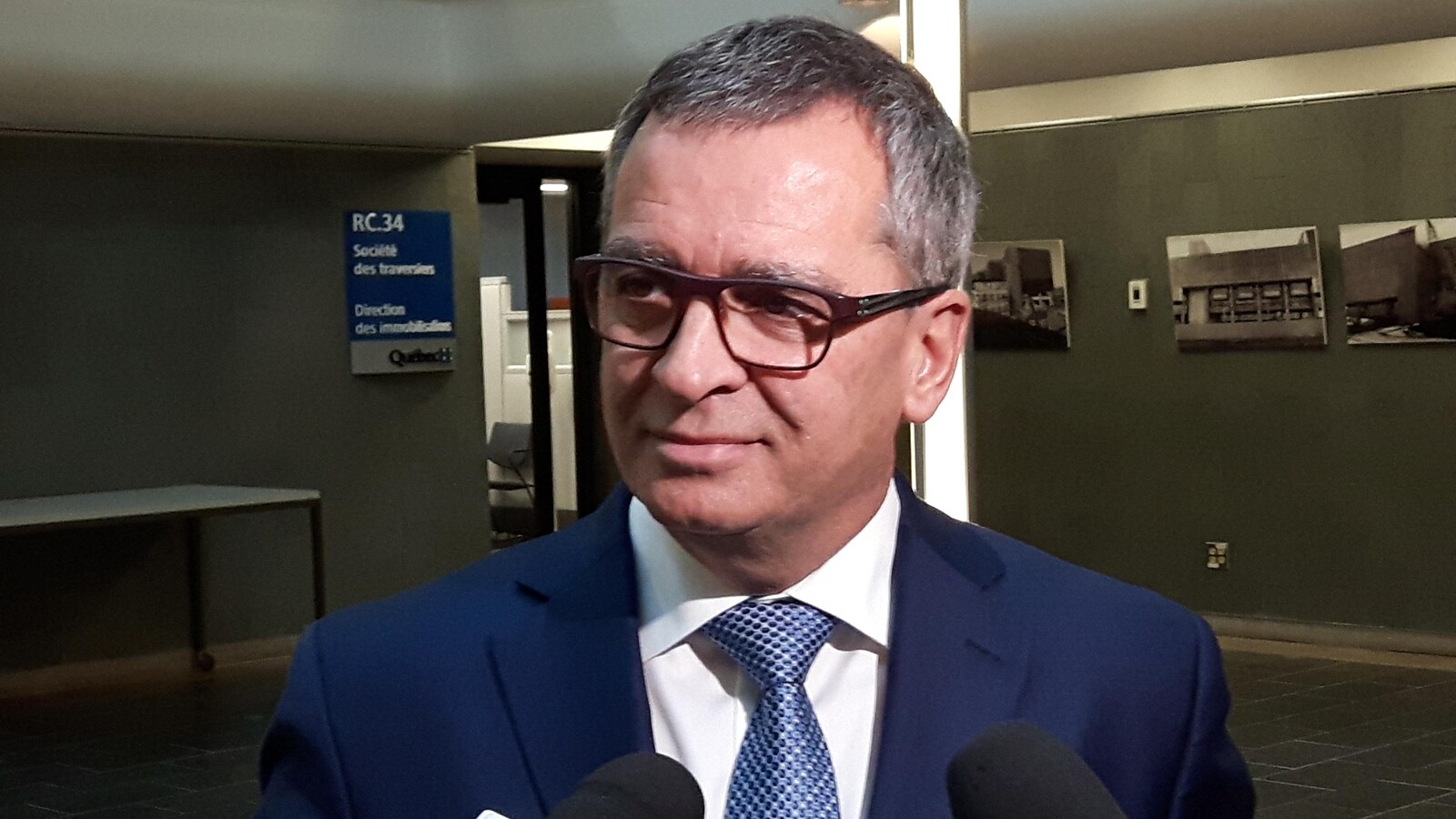Mario Girard répond aux questions des journalistes après avoir témoigné au palais de justice de Québec.