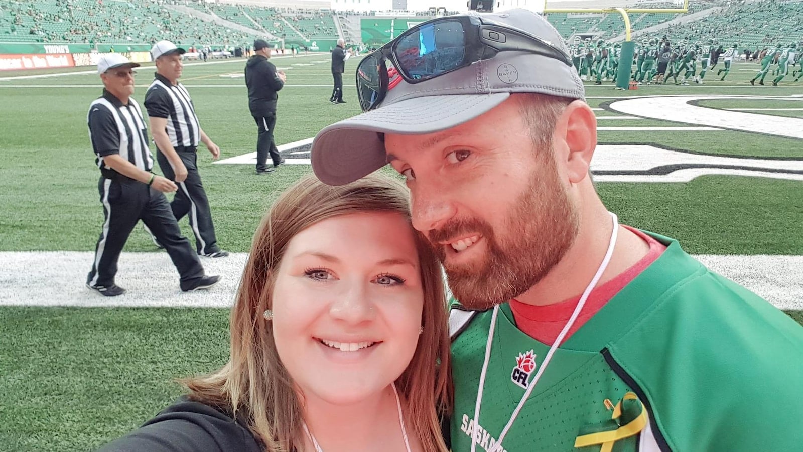 Marisa et Nicolas sur les lignes de côté du terrain de football du Stade Mosaic, à Regina