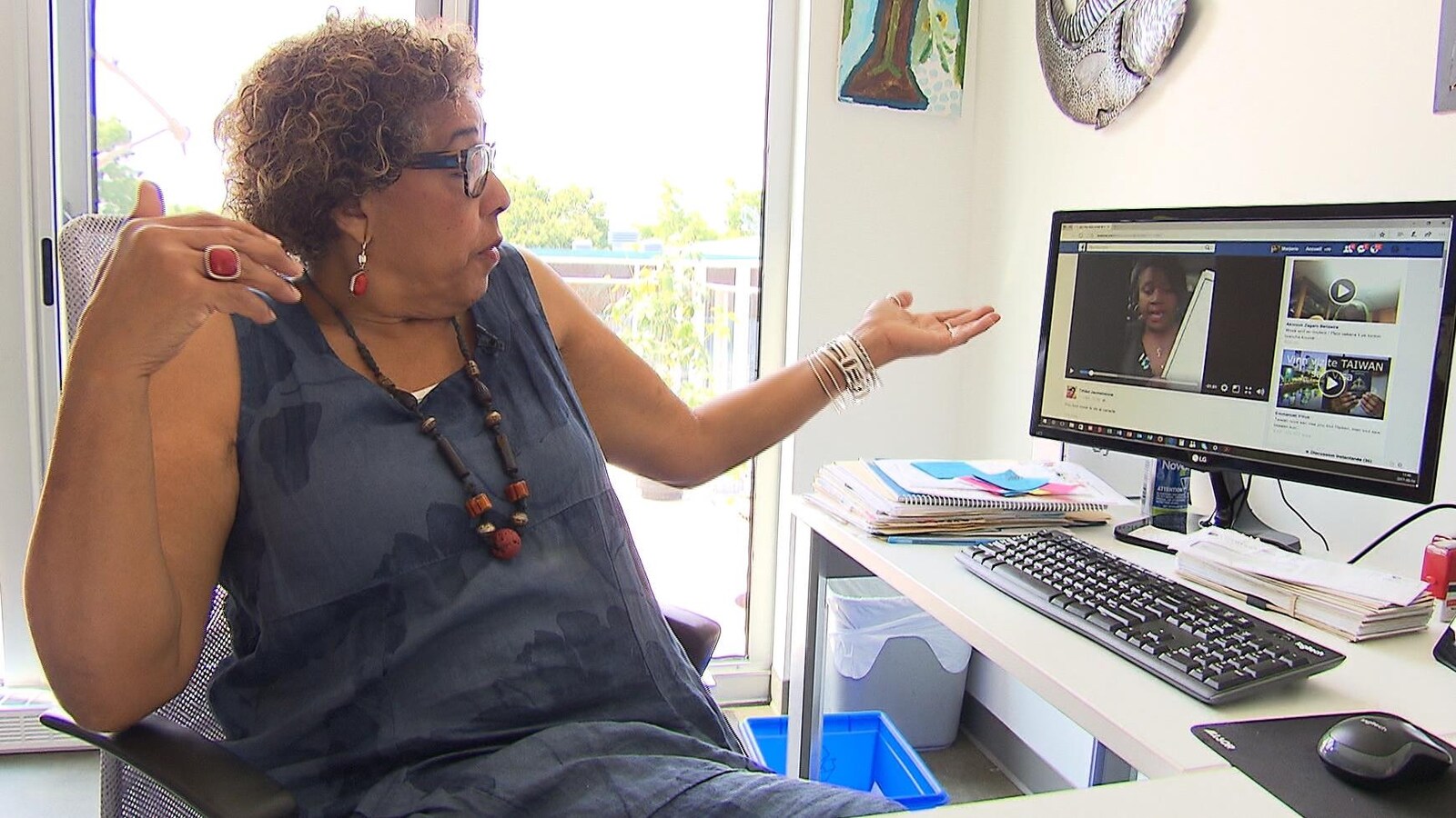 La directrice générale de la Maison d'Haïti, Marjorie Villefranche, montre une vidéo diffusée sur Facebook.