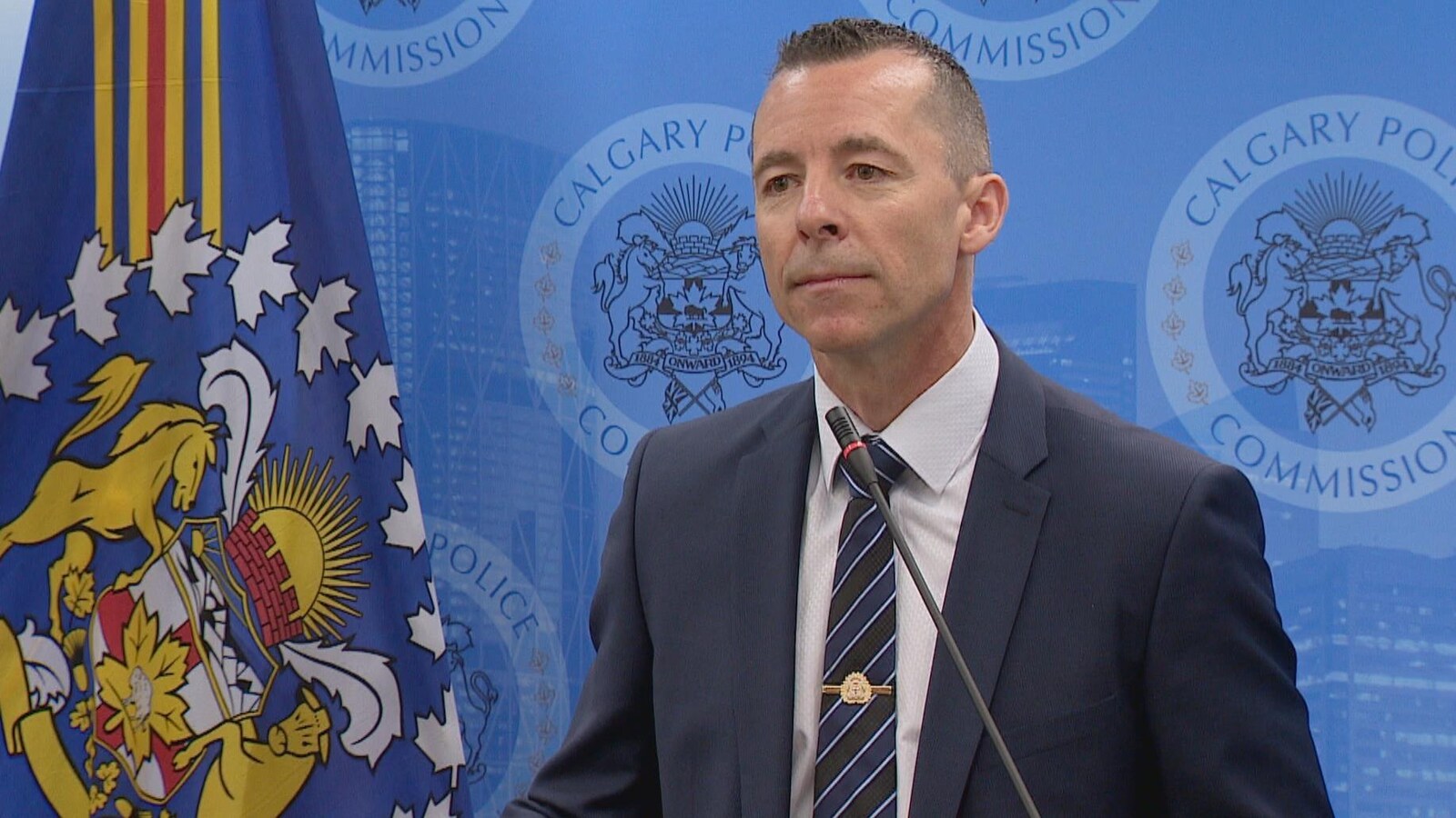 Mark Neufeld, nouveau chef de la police de Calgary, en conférence de presse à Calgary.