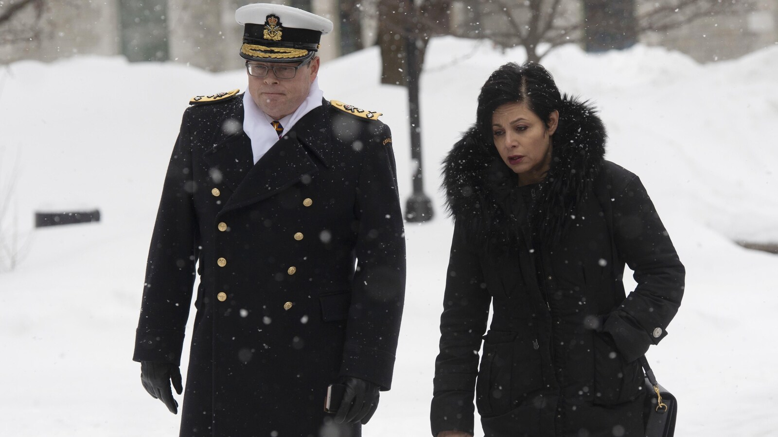 Mark Norman et Marie Henein marchent côte à côte.