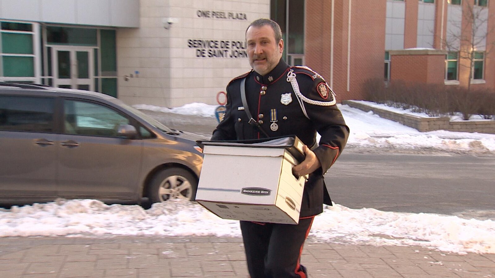 Le sergent légiste Mark Smith se présente en cour pour son témoignage au procès de Dennis Oland. La photo a été prise le 15 janvier 2019.