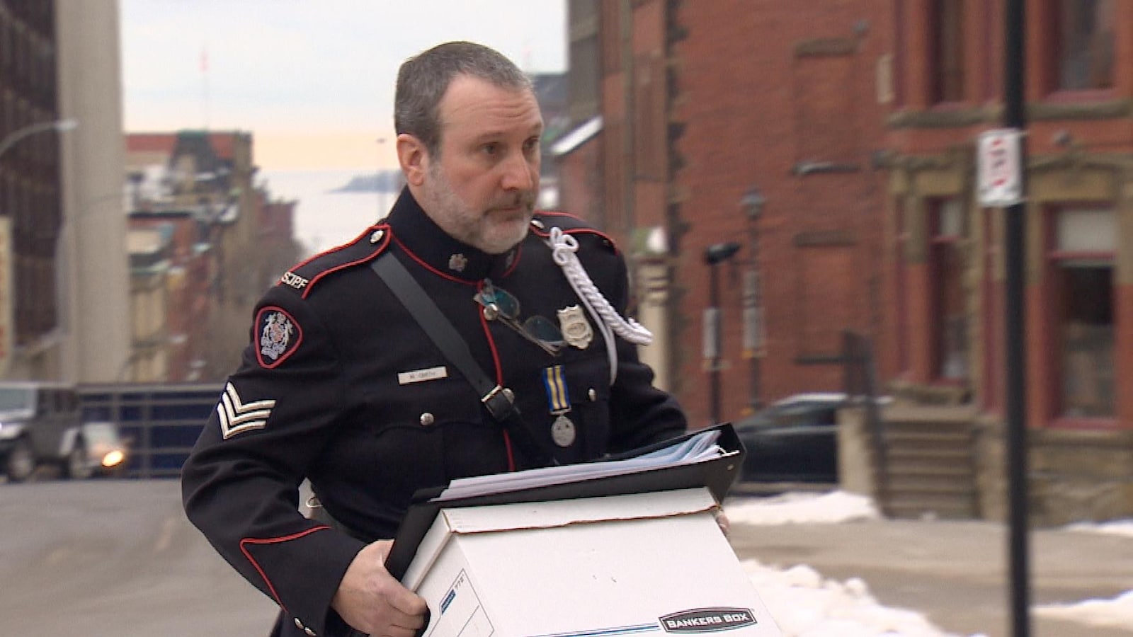 Le sergent légiste Mark Smith se présente au palais de justice de Saint-Jean pour la suite de son témoignage au procès de Dennis Oland pour meurtre. La photo a été prise le 16 janvier 2019.