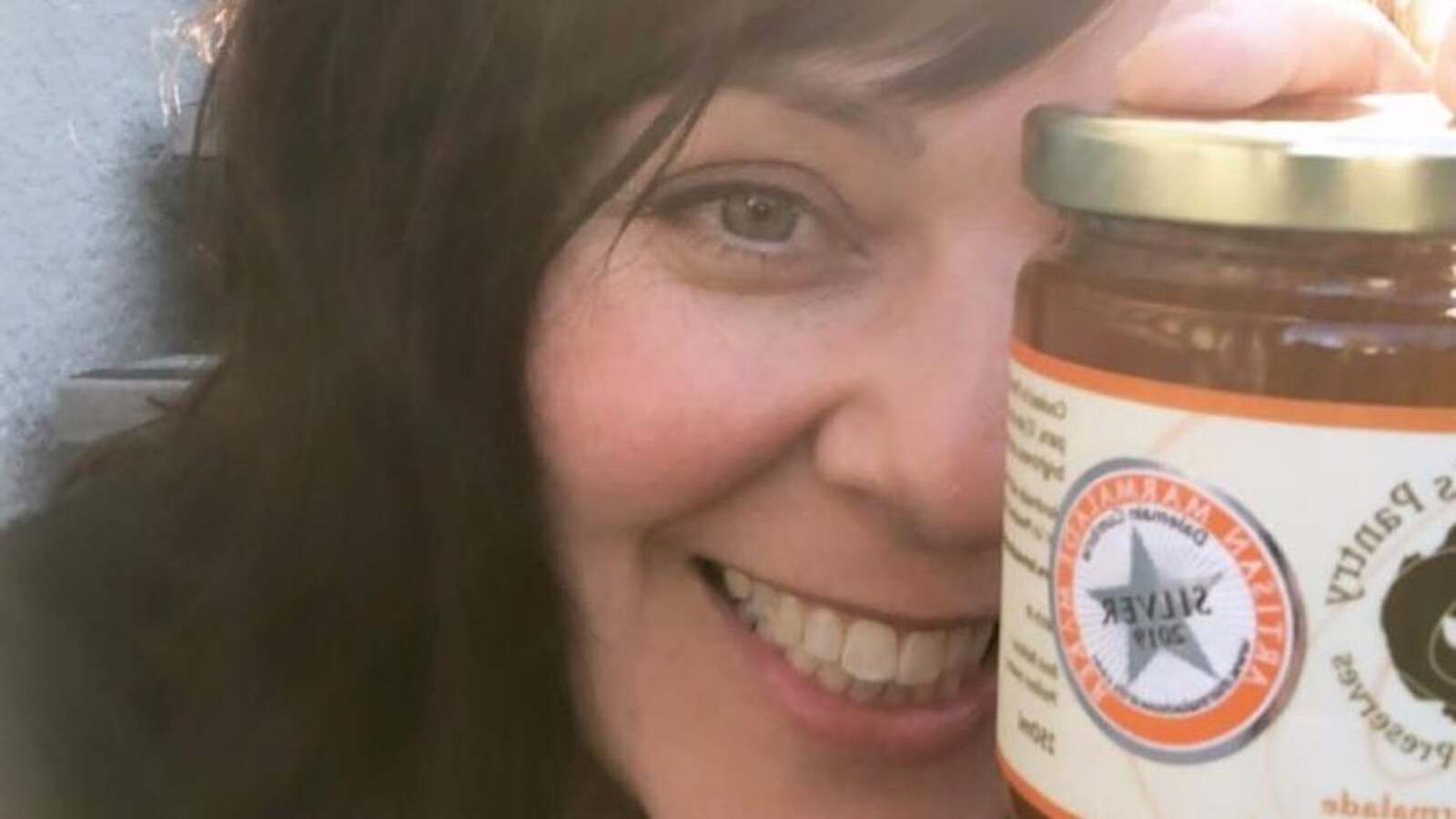 La Sherbrookoise d'origine Geneviève Blanchet a remporté l'argent lors d'un prestigieux concours de marmelade tenu en Écosse. On la voit ici qui tient l'un de ses fameux pots, avec la mention argent.