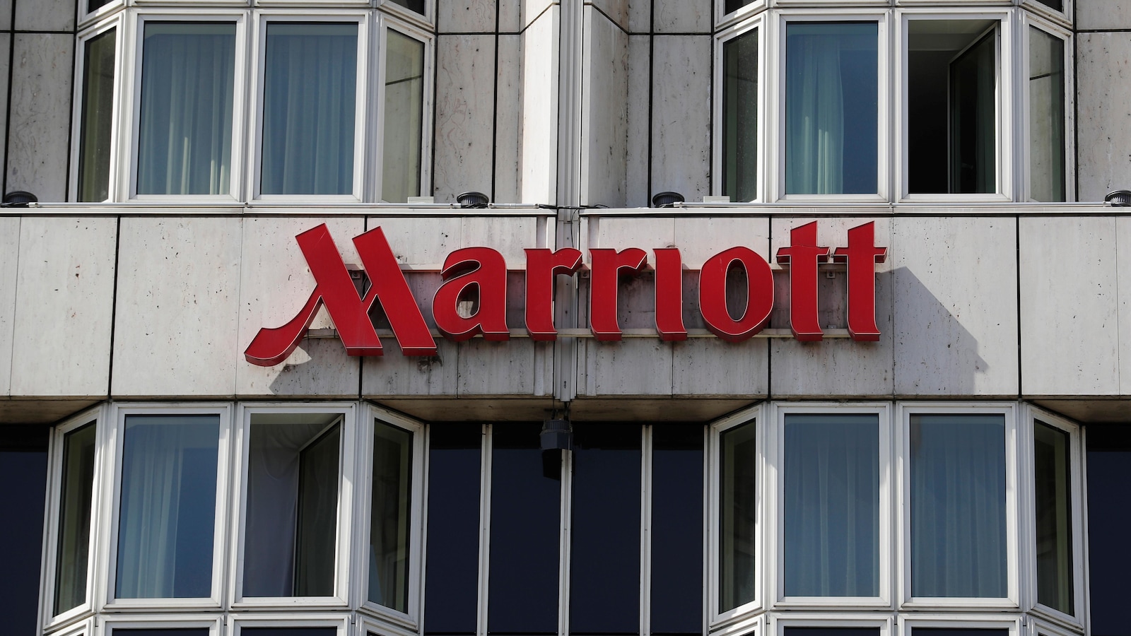 Une photo montrant le logo de Marriott sur la devanture d'un hôtel.