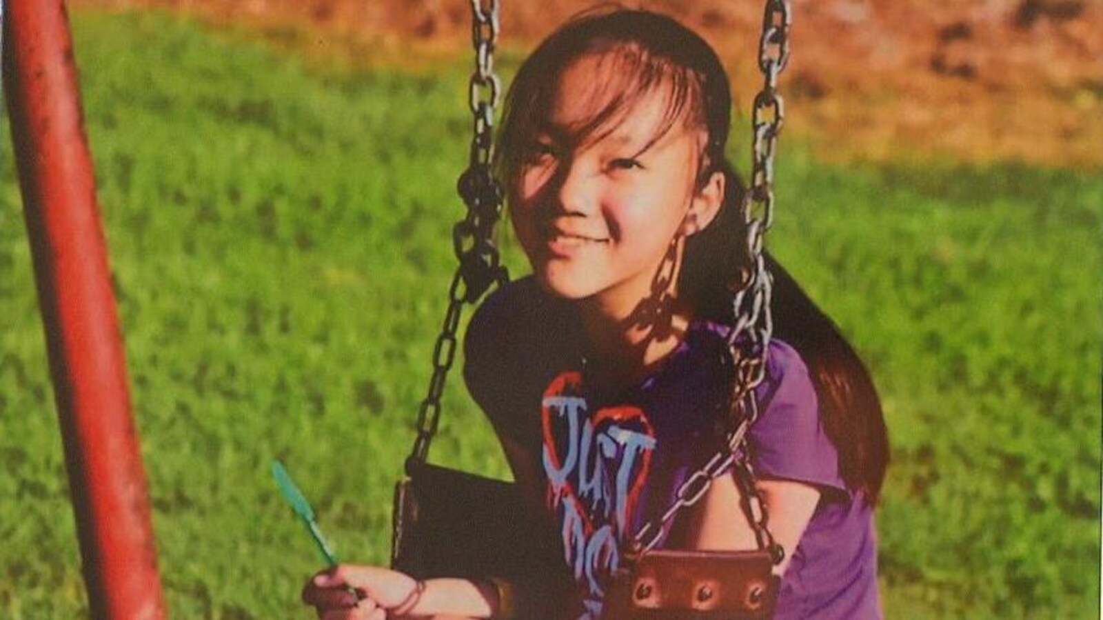 Marrisa Shen, une jeune adolescente asiatique assise sur une balançoire avec un carnet et un crayon dans les mains.