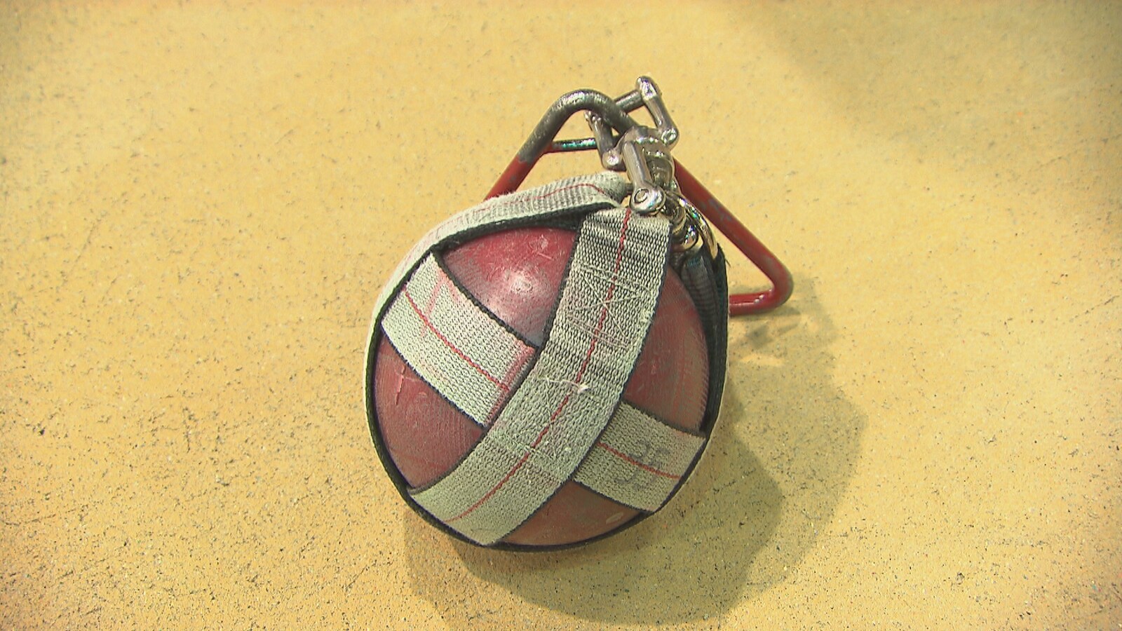 Le marteau est une grosse boule ronde entourée de cordes.