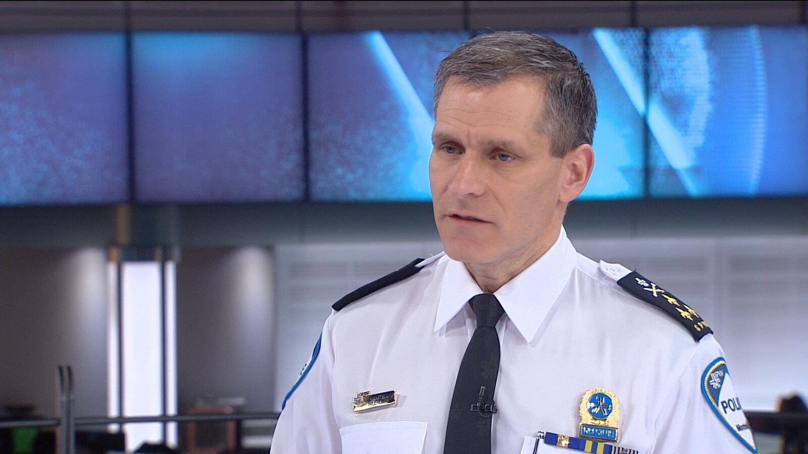 Un homme vêtu de l'uniforme du Service de police de la Ville de Montréal