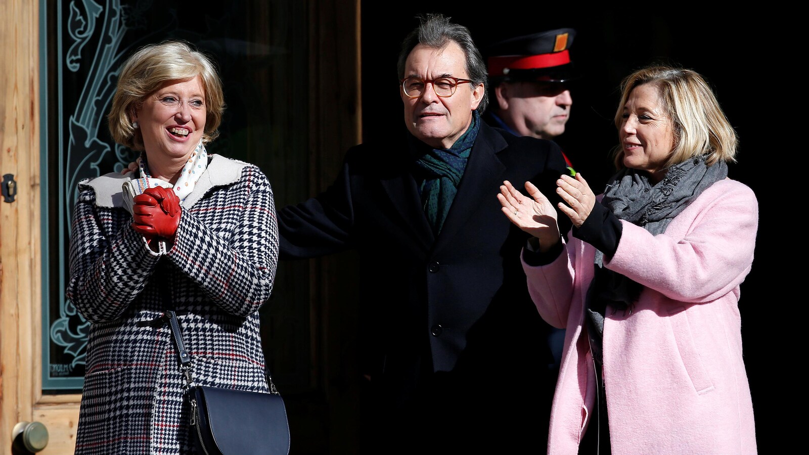L'ancien président de la Catalogne, Artur Mas, entouré des anciennes conseillères régionales Irene Rigau (à gauche) et Joana Ortega à leur sortie du tribunal le 6 février