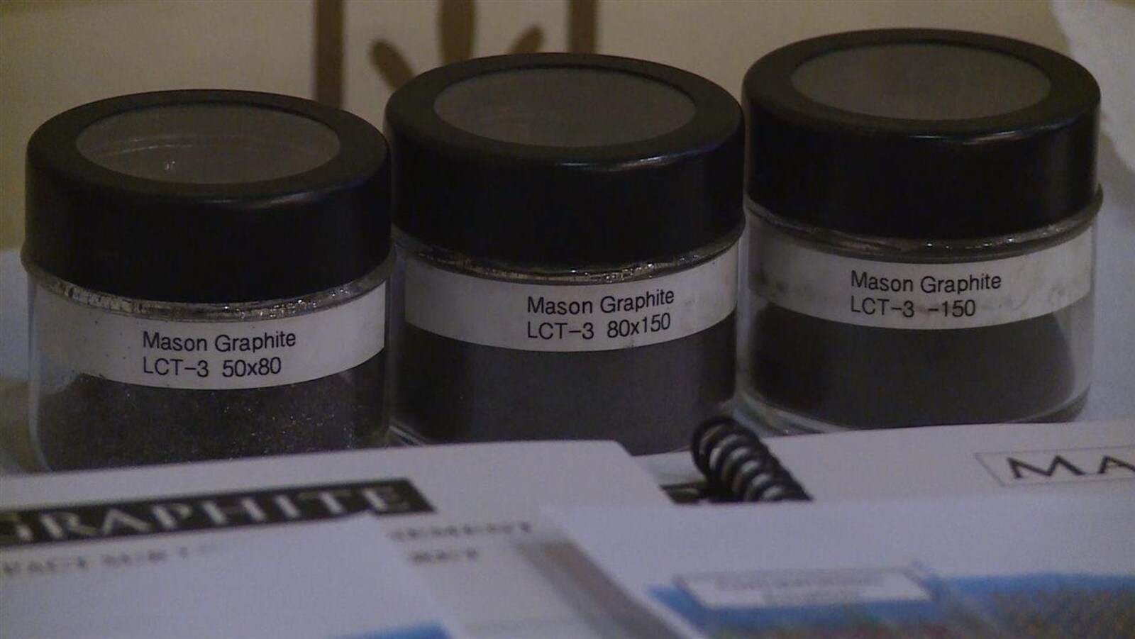 Trois pots de la matière sont analysés.