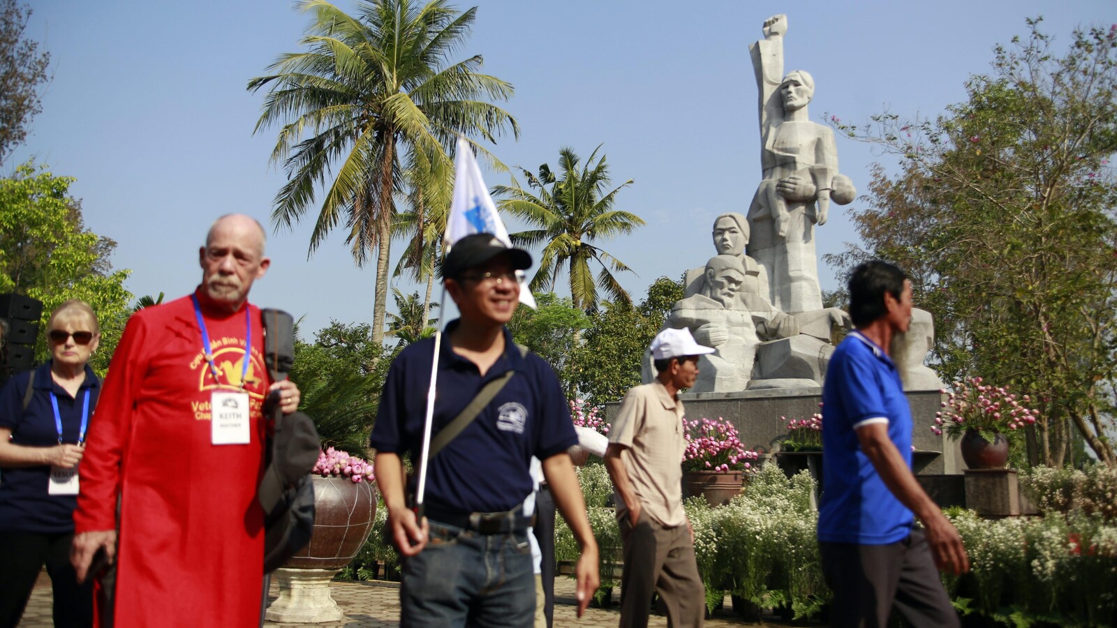 Des citoyens vietnamiens et des vétérans américains lors de leur arrivée pour assister aux cérémonies visant à commémorer le 50e anniversaire du massacre de My Lai, au Vitenam.