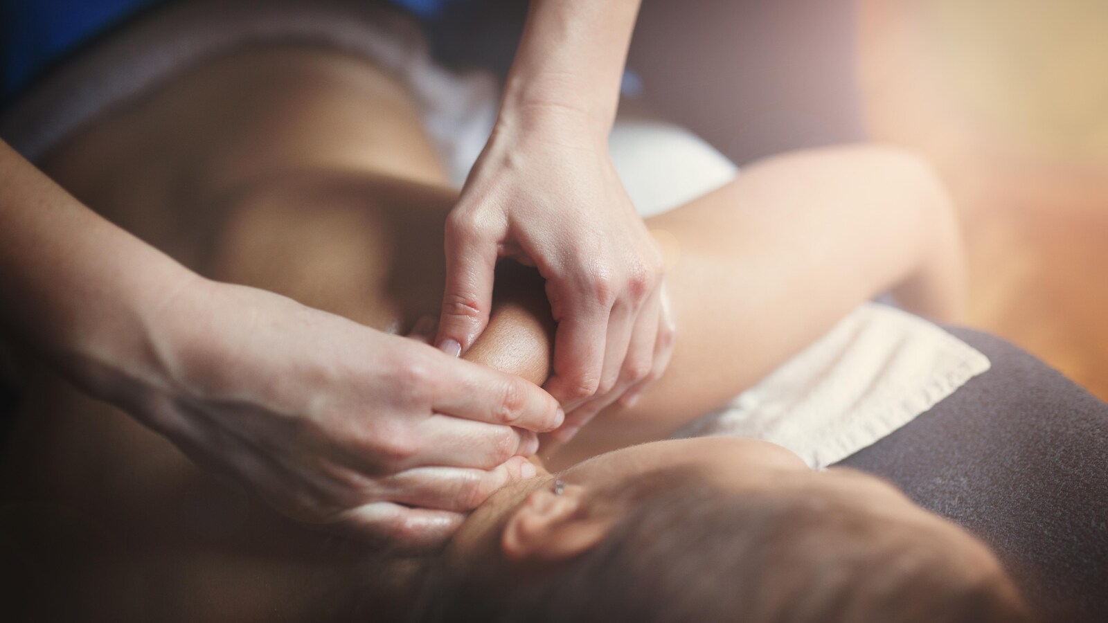 Une femme se fait masser le dos.