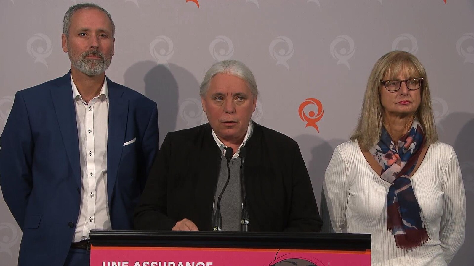 La co-porte-parole de Québec solidaire est entouré de Vincent Marissal, candidat dans Rosemont, et de Rachel Beaudry, hygiéniste dentaire.