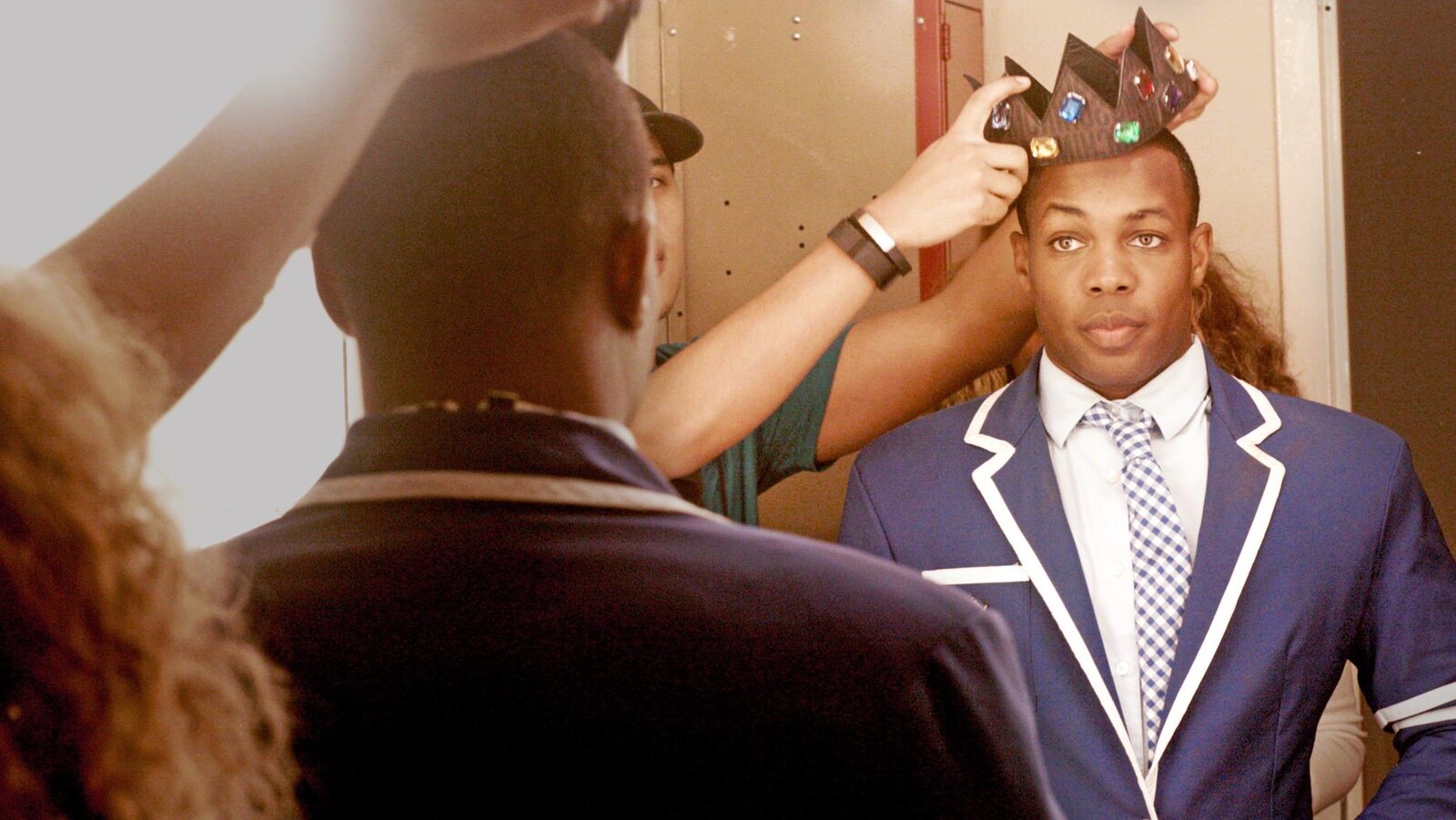 Quelqu'un pose une couronne de papier sur la tête de Todrick Hall dans <i>Behind the Curtain</i>.