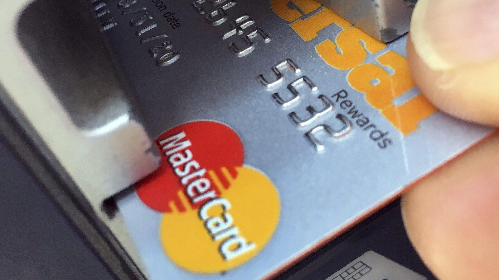 Une carte de crédit Mastercard dans un lecteur