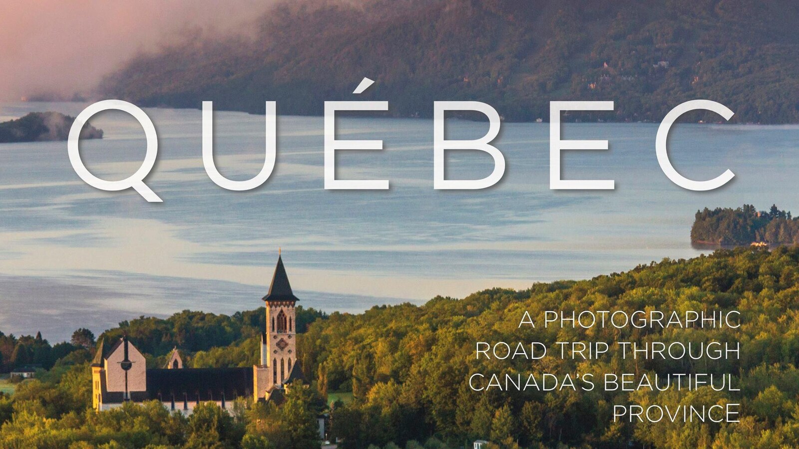 La photo prise dans les Cantons-de-l'Est qui figurera à la une du livre Québec, de Mathieu Dupuis. On y aperçoit l'Abbaye Saint-Benoît-du-lac, le lac Memphrémagog et le mont Owl's Head.