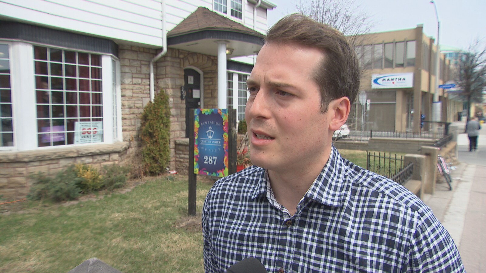 Mathieu Fleury, conseiller municipal de Rideau-Vanier réponds aux questions du journaliste.
