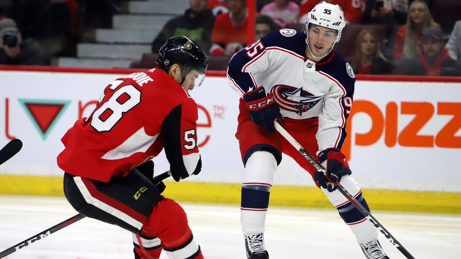 Deux joueurs de hockey sur la glace pendant un match de la Ligue nationale