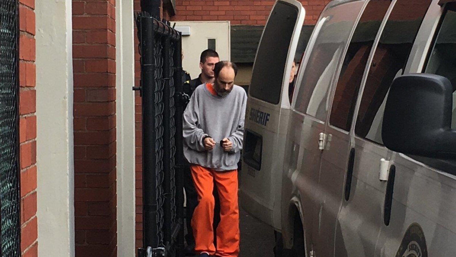 Matthew Raymond à sa sortie de cour à Fredericton le 29 octobre.