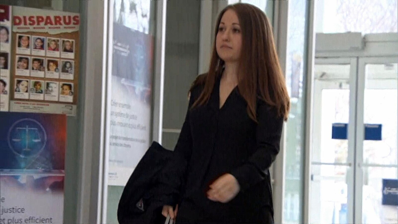 Mme Gaumont marche dans le corridor du palais de justice.