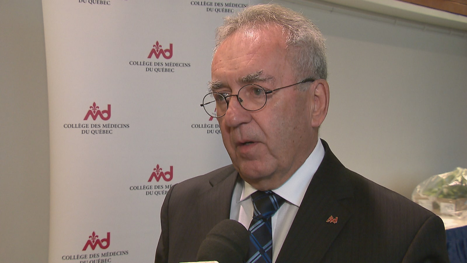 Le Dr Mauril Gaudreault accorde une entrevue à Radio-Canada en marge du colloque annuel du Collège des médecins du Québec.