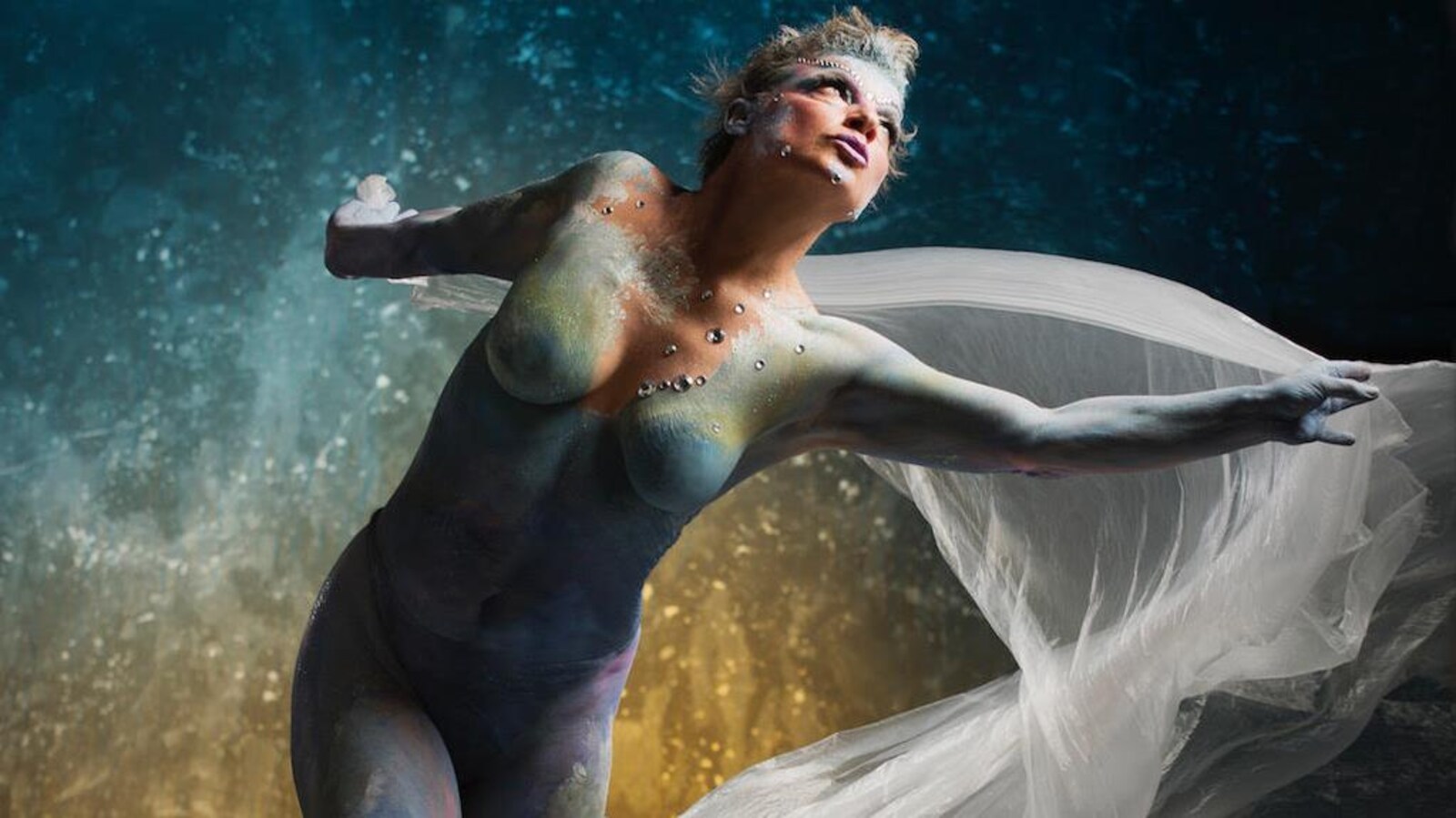 Johanne Fontaine pose ici dans le cadre de l'exposition Les maux invisibles dont les bénéfices seront remis à la Société canadienne de sclérose en plaques. Elle est nue et recouverte de peinture.