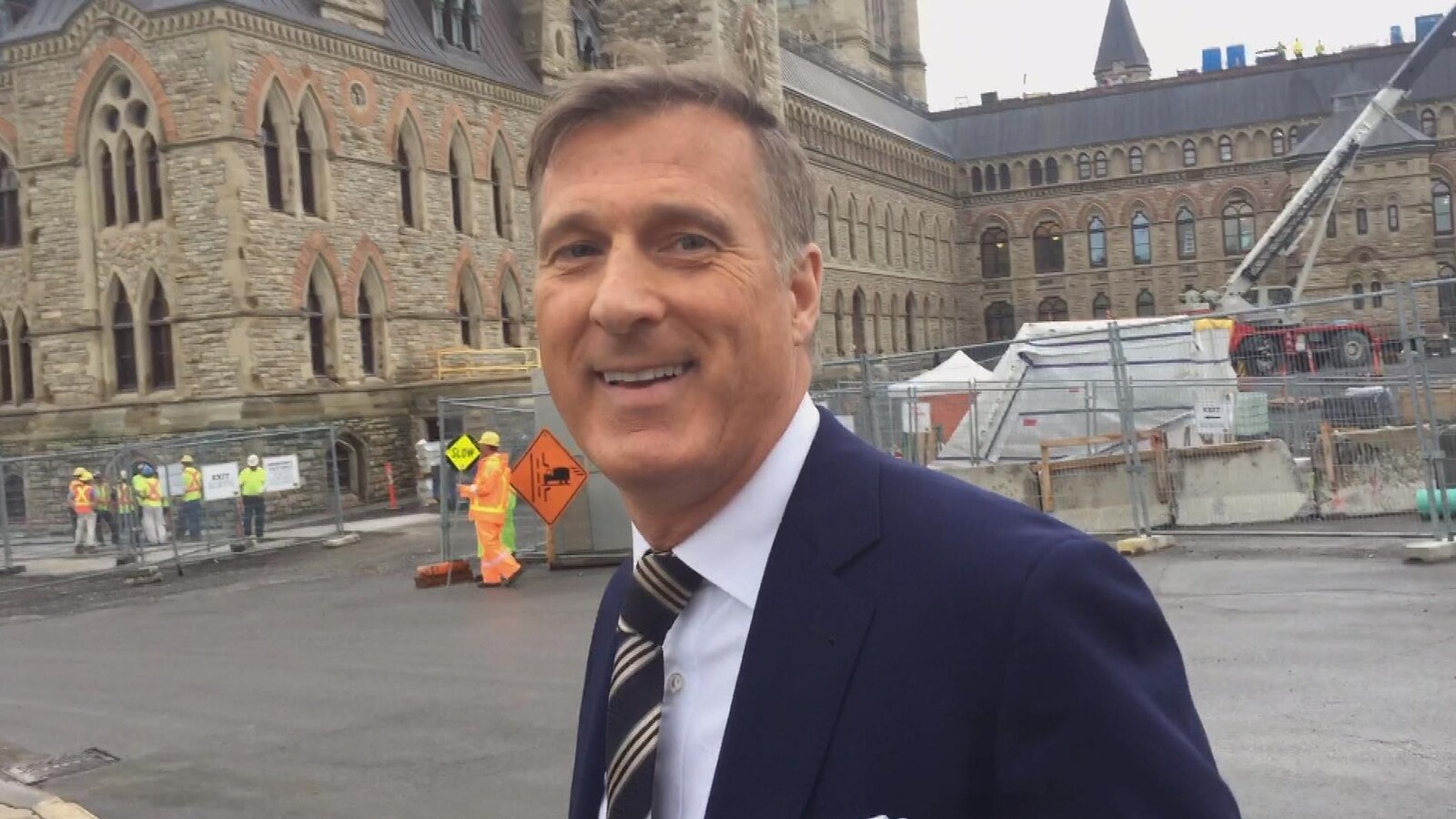 Le député conservateur Maxime Bernier à l'extérieur du parlement.