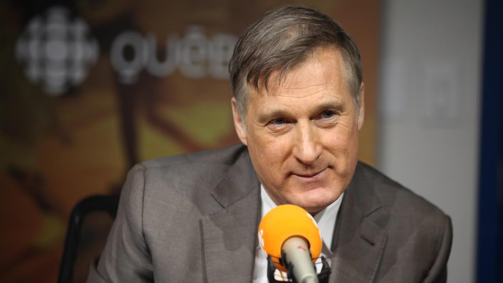 Maxime Bernier au micro à l'émission matinale Première heure, animée par Claude Bernatchez.