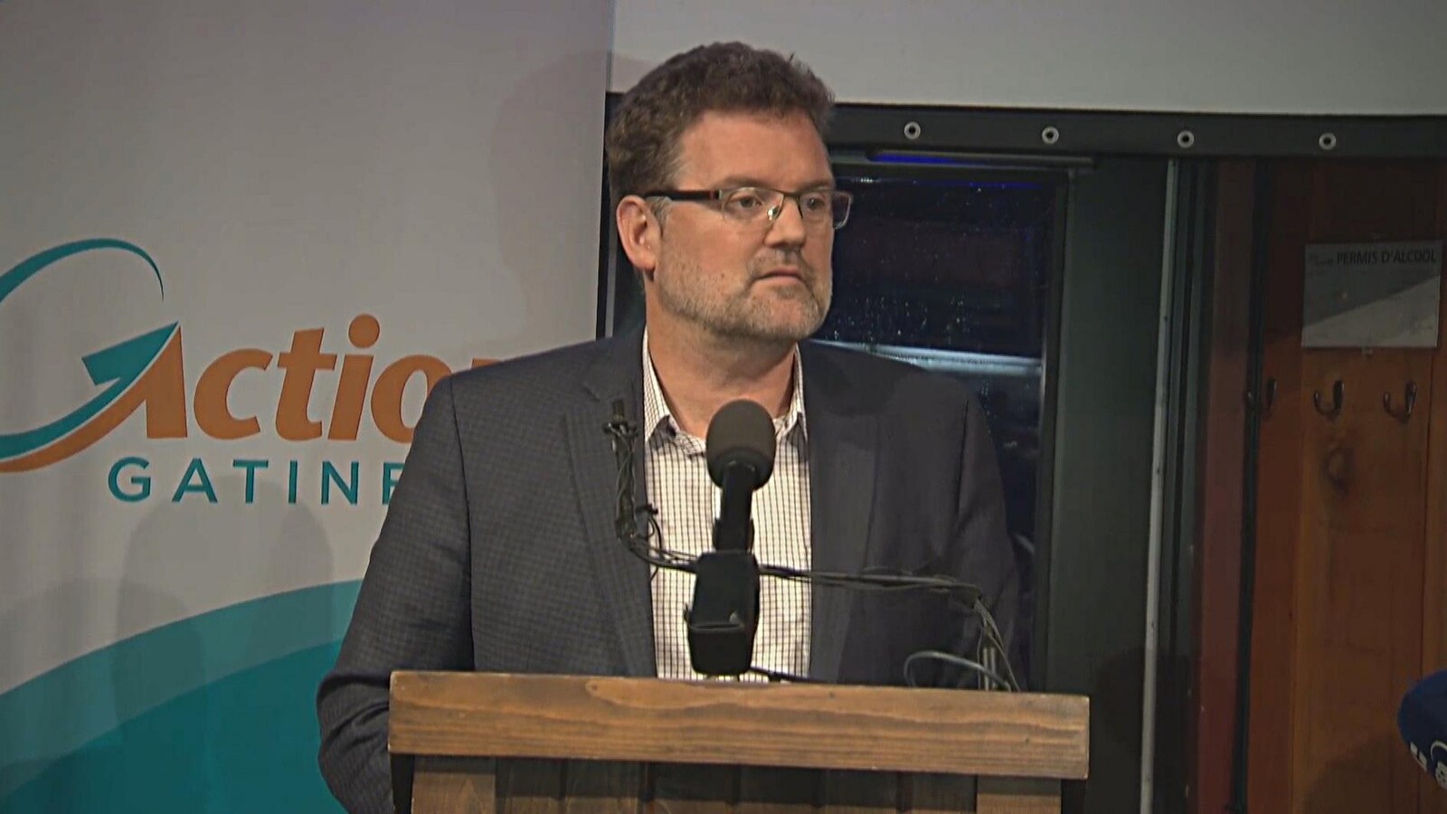 Le maire sortant de Gatineau, Maxime Pedneaud-Jobin, lors de son discours devant les militants de son parti aux Brasseurs du temps.