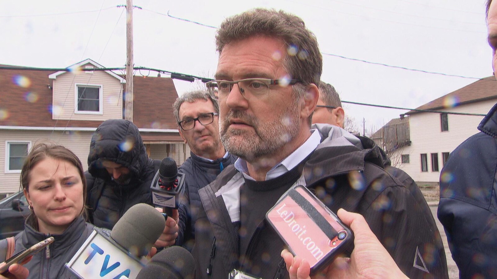 Le maire lors d'une mêlée de presse à l'extérieur.