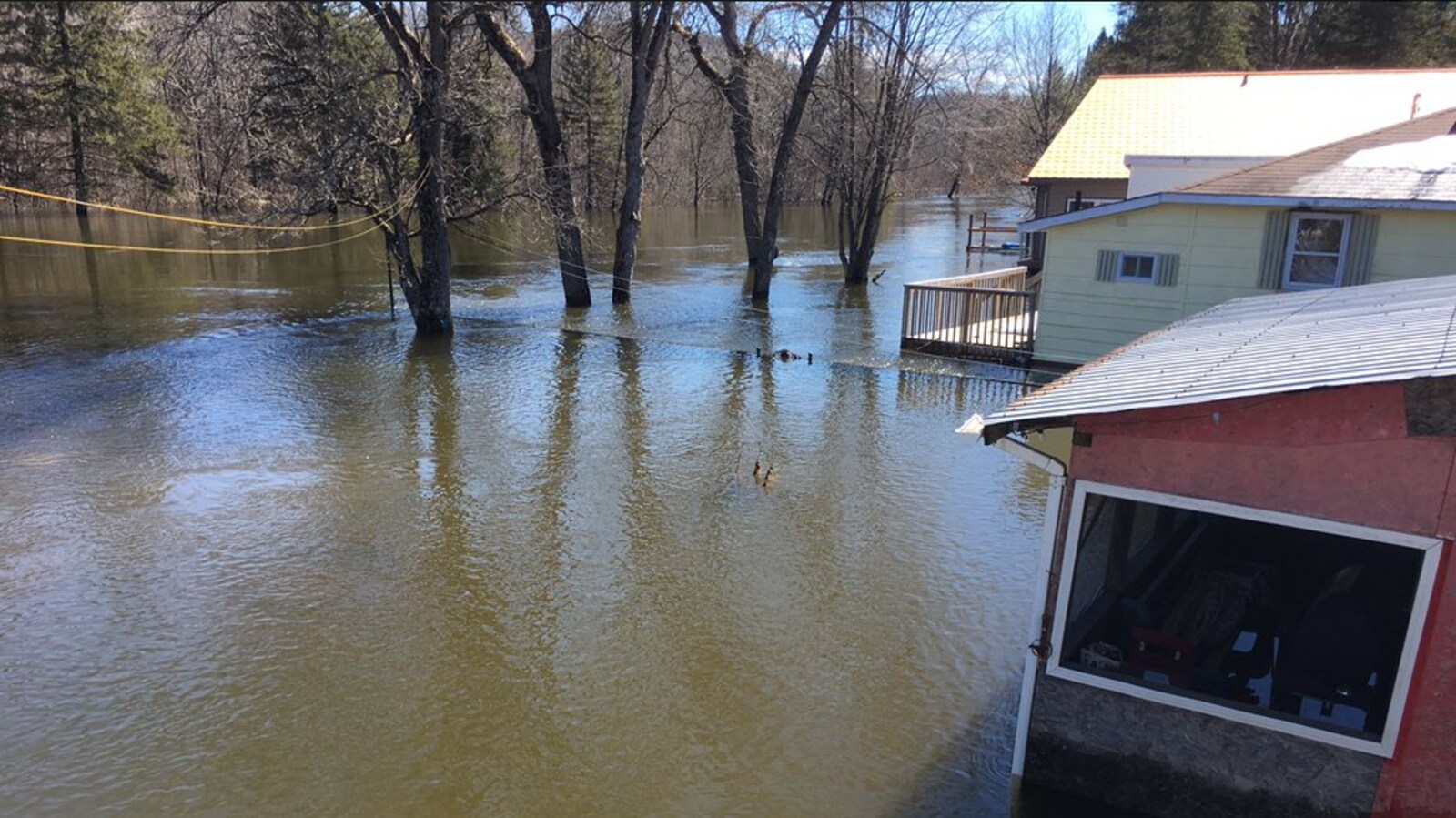 Le niveau d'eau a atteint le premier étage de deux maisons dans la municipalité de Mayo.
