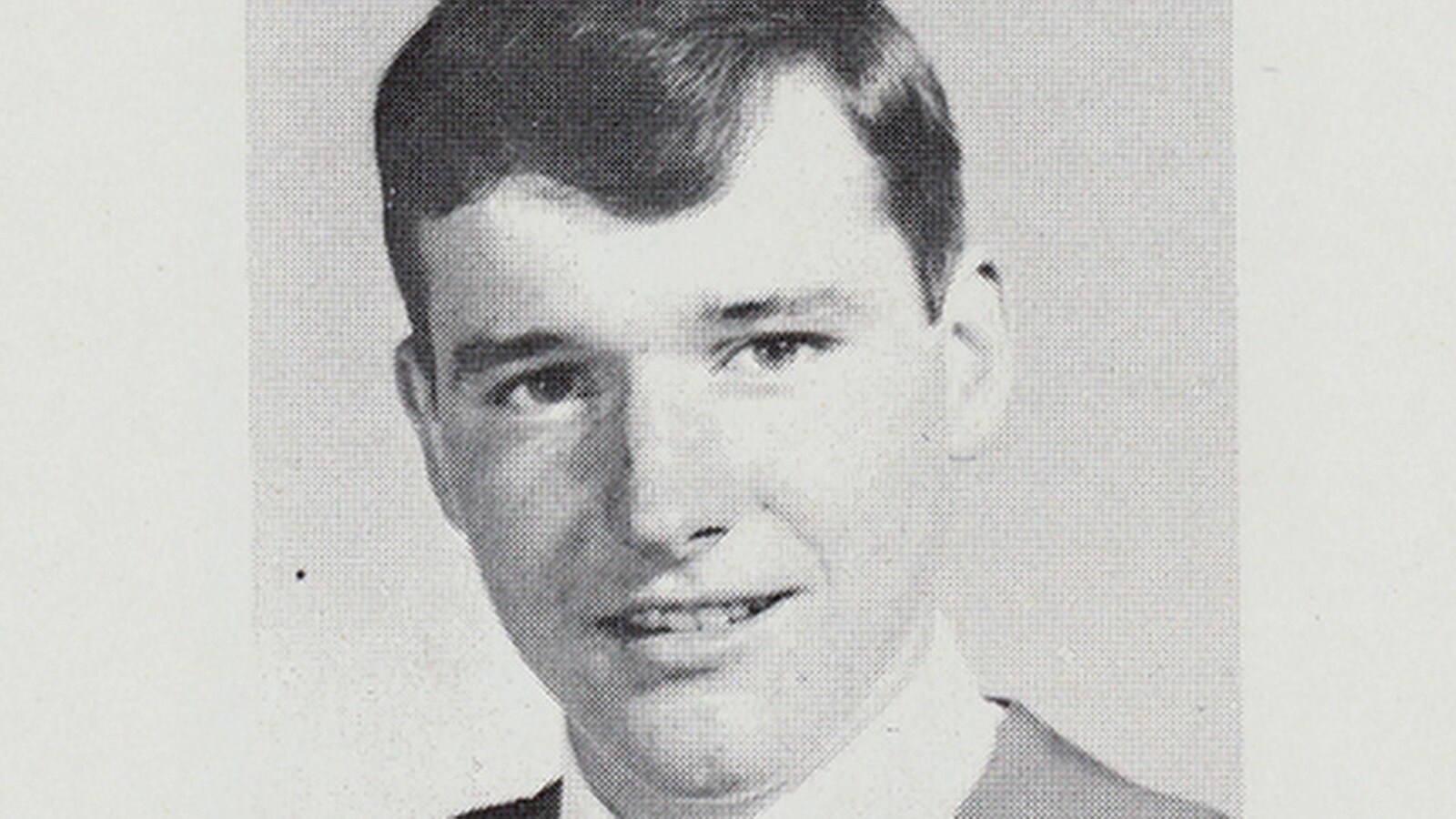 Vieille photo d'un jeune homme bien coiffé.