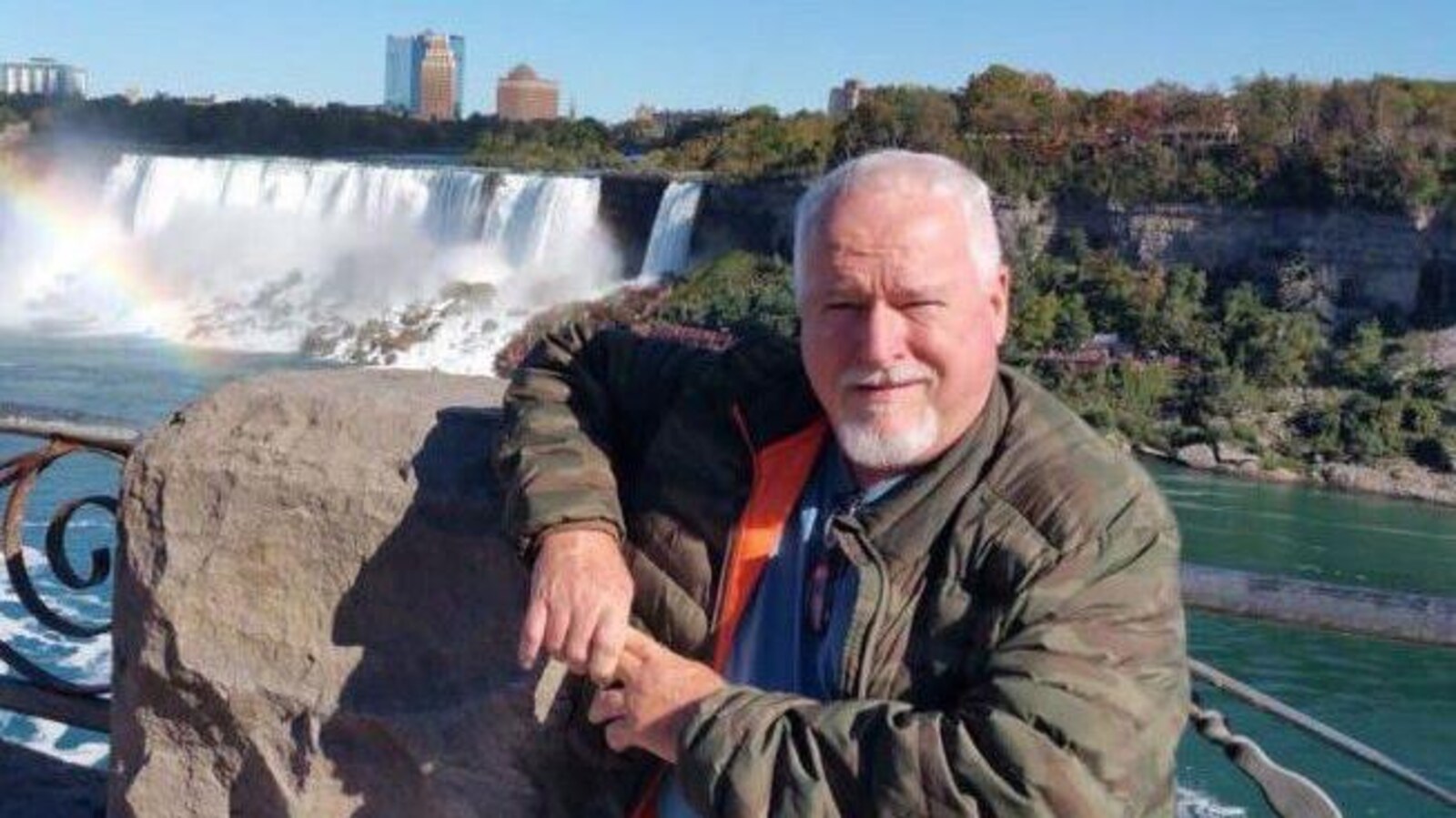 Bruce McArthur portant une veste, accoté sur le rempart de la promenade des chutes Niagara.