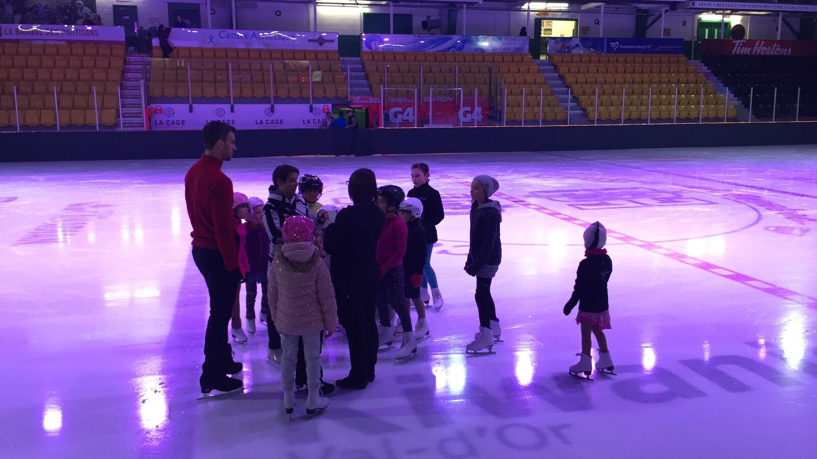 Meagan Duhamel et Eric Radford rencontrent des jeunes du CPA de Val-d'Or.