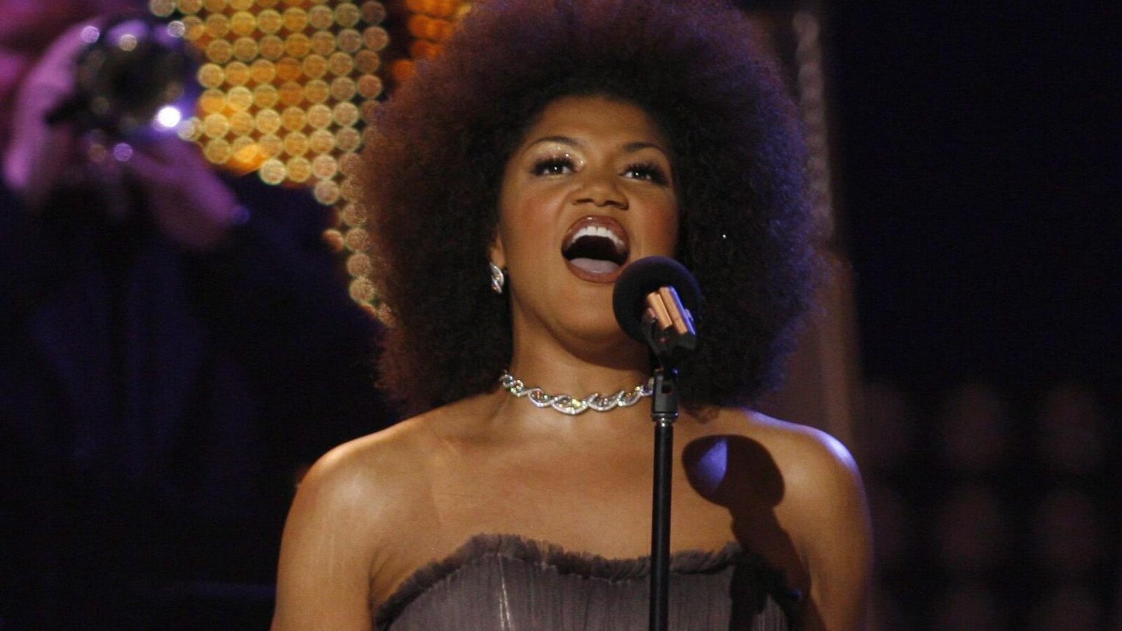 La femme chante sur scène.