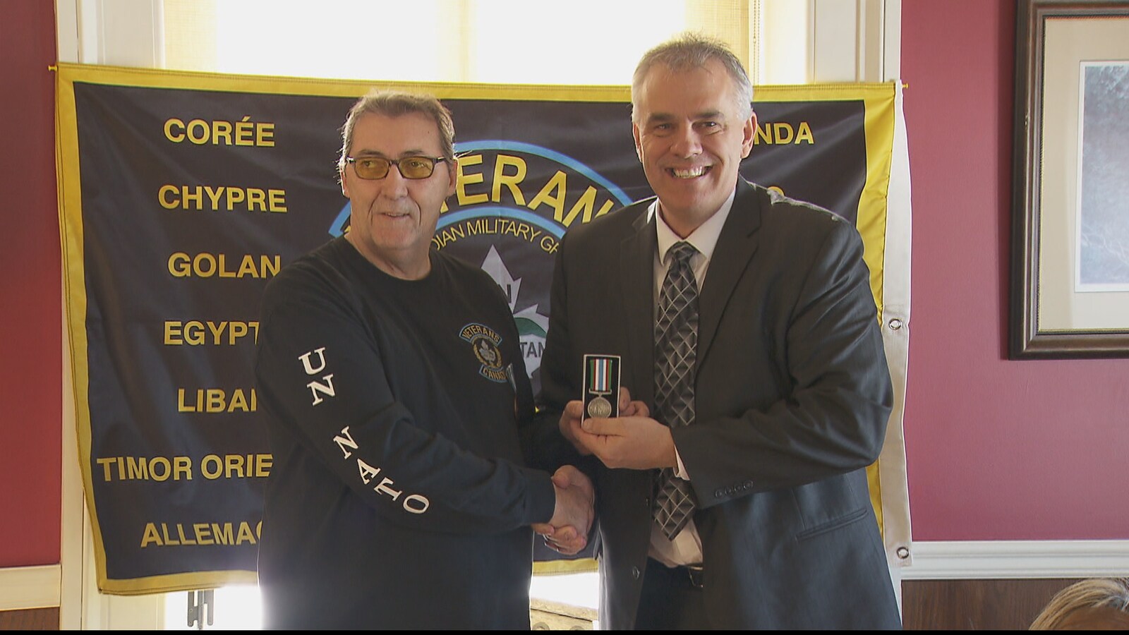 L'ex-militaire Gaston Henley (gauche) en compagnie d'Allen Cormier, le préfet de la Haute-Gaspésie (droite).