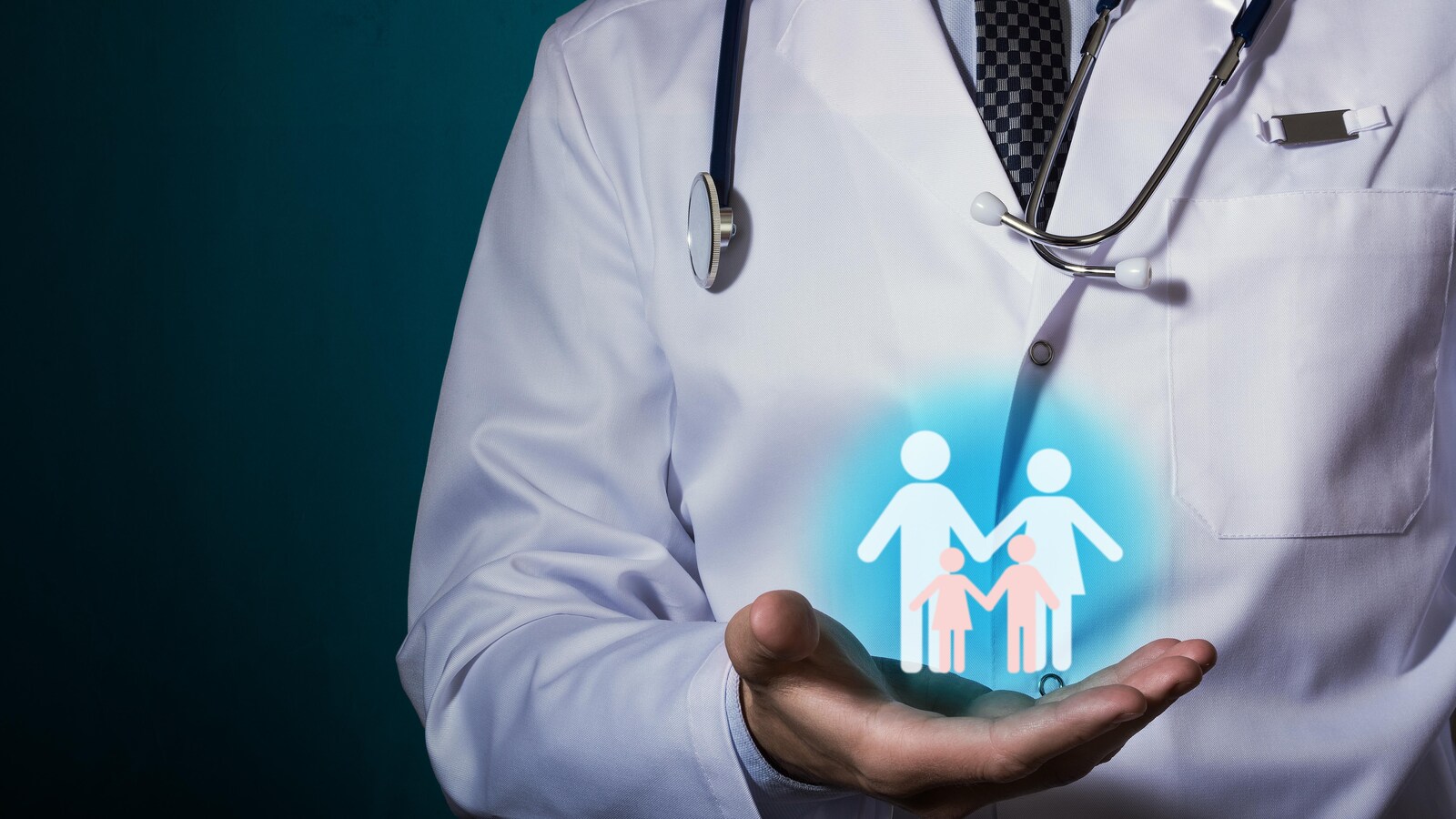 Un médecin avec dans sa main l'image d'une famille de quatre personnes.