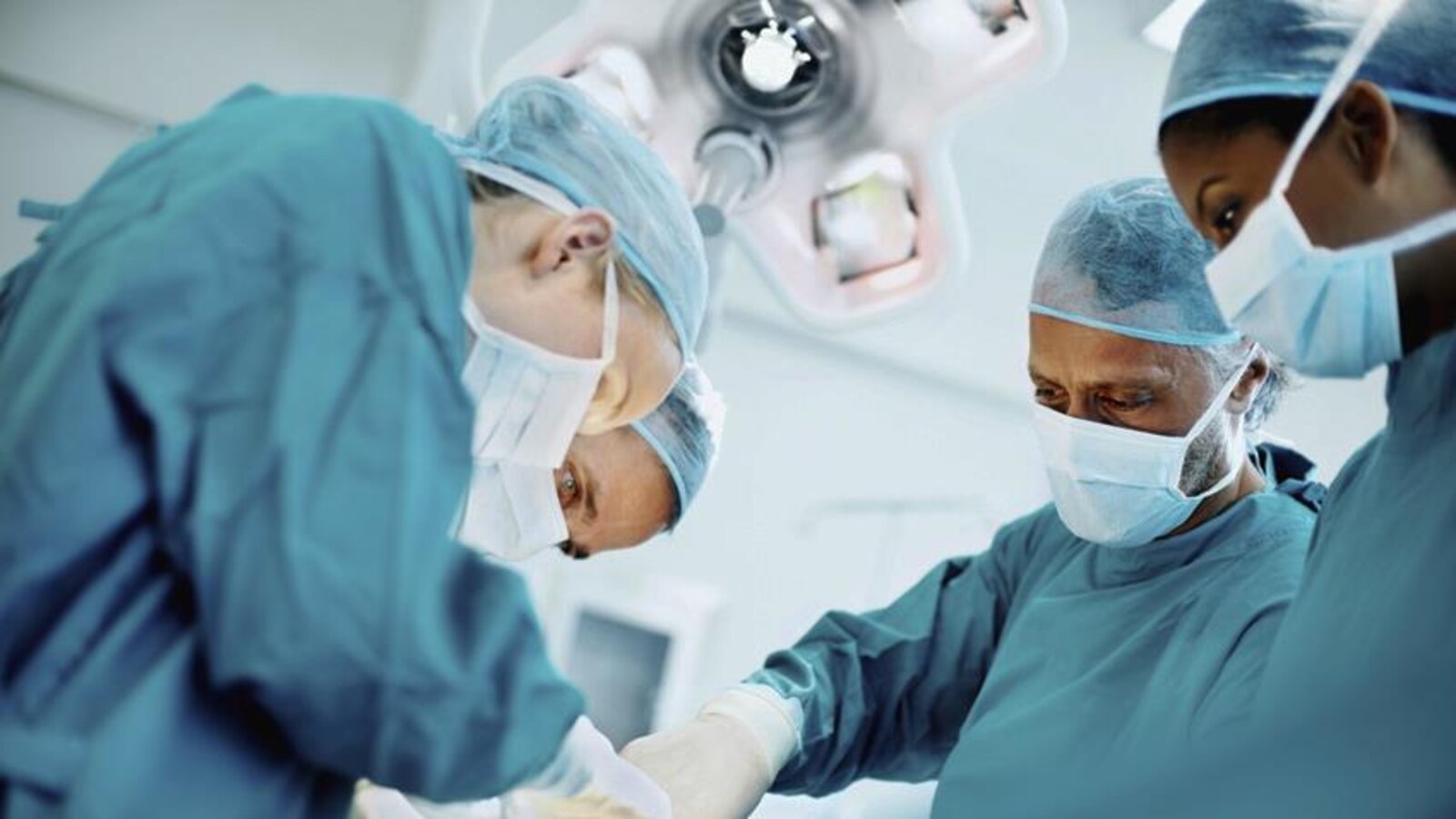 Des médecins dans une salle d'opération.