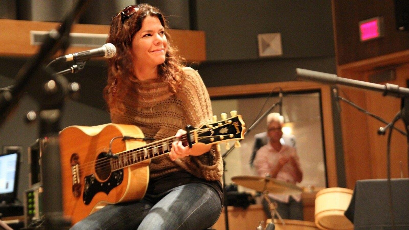 Catherine Durand dans un studio d'enregistrement.