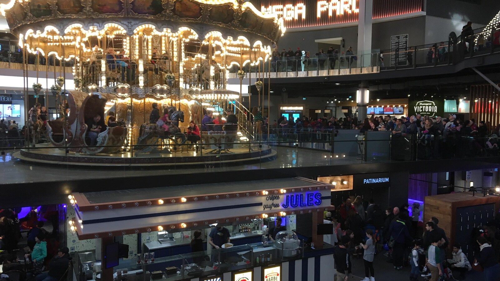 Un parc d'attraction intérieur au centre commercial Les Galeries de la capitale à Québec