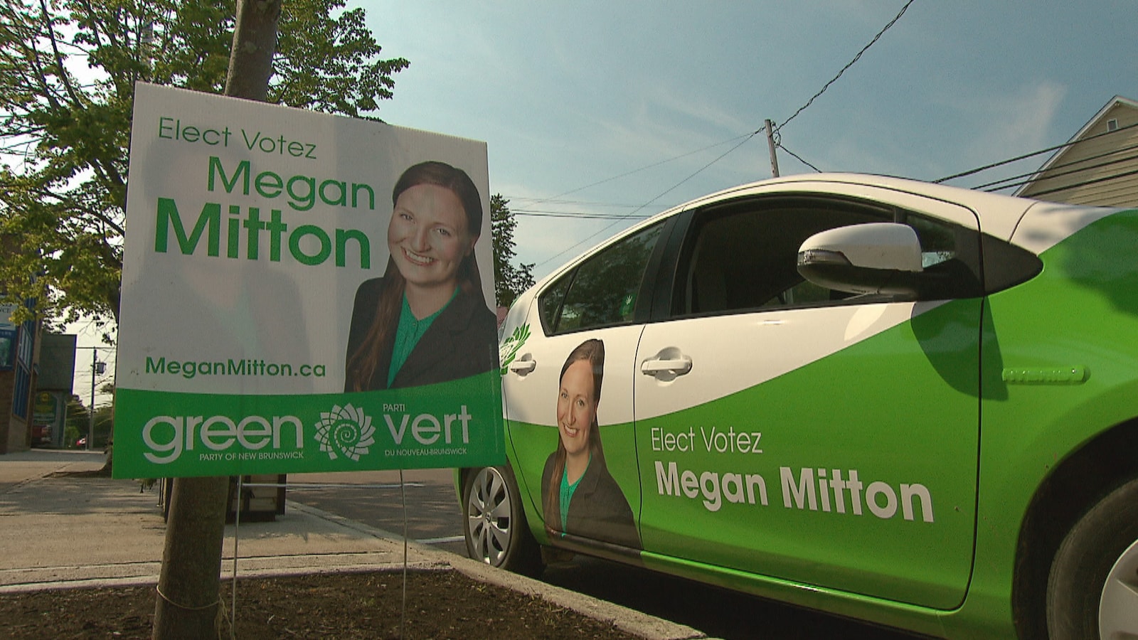 La voiture de Megan Mitton ainsi qu'une affiche électorale.