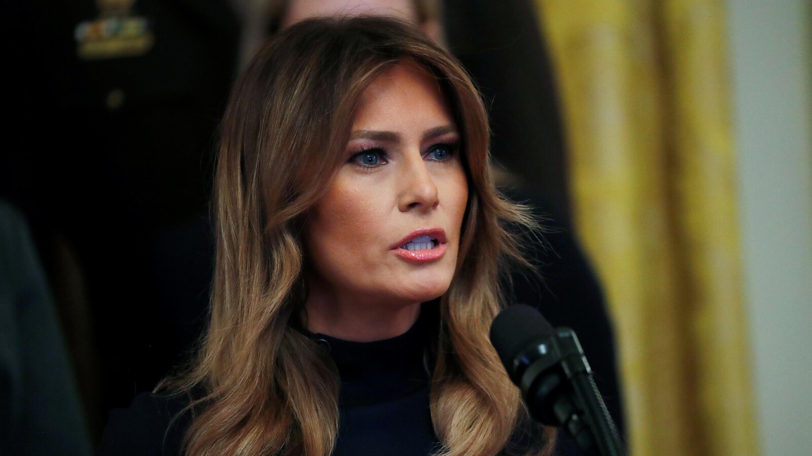 Melania Trump, parlant dans un micro.